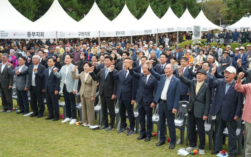 지난 4일 제주4·3평화교육센터 일대에서 열린 제14회 제주4·3 유족 한마음대회에서 유족과 도민들이 4·3의 정의로운 해결과 희생자 명예회복을 염원하며 함께 구호를 외치고 있다. 이날 행사에는 유족과 도민 등 2000여명이 참석했다. 사진=제주특별자치도