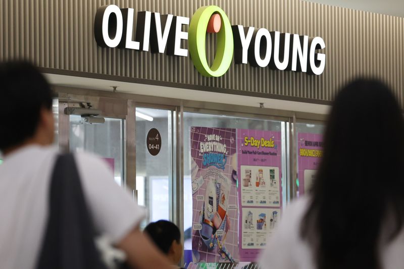 서울의 한 올리브영 매장에서 고객이 쇼핑을 하고 있다. 연합뉴스