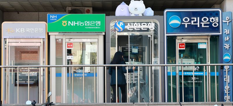 서울의 한 시중은행 현금자동입출금기(ATM)의 모습. 뉴스1