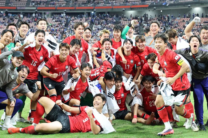 3일 일본 아이치현 도요타 스타디움에서 열린 2026 아이치·나고야 아시안게임 남자 축구 결승전 대한민국과 일본의 경기, 1대 0으로 승리하며 금메달을 획득한 대한민국 선수들이 기념 촬영을 하고 있다. 2026.10.3 ⓒ 뉴스1 김도우 기자