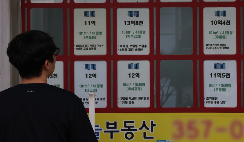 서울 은평구 한 부동산 중개업소에 붙은 매물 모습. 연합뉴스