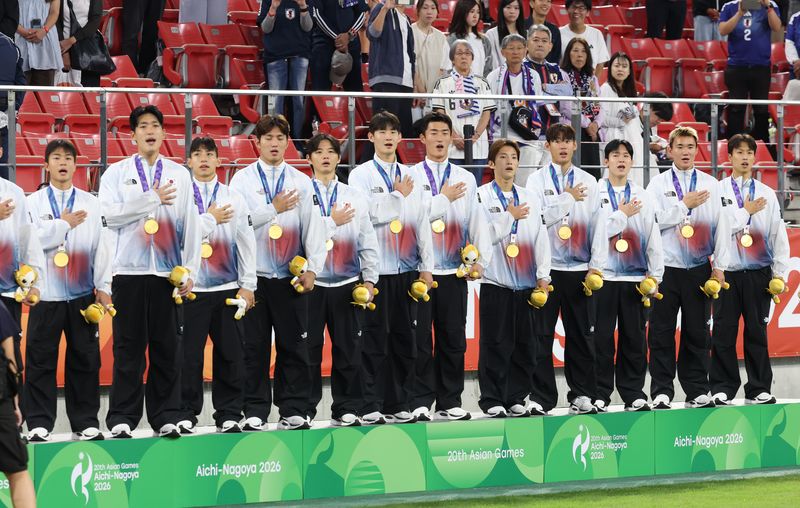 지난 3일(현지 시간) 일본 아이치현 도요타 스타디움에서 열린 2026 아이치·나고야 아시안게임 남자 축구 결승전 시상식에서 금메달을 차지한 대한민국 선수들이 국민의례를 하고 있다. /사진=뉴시스