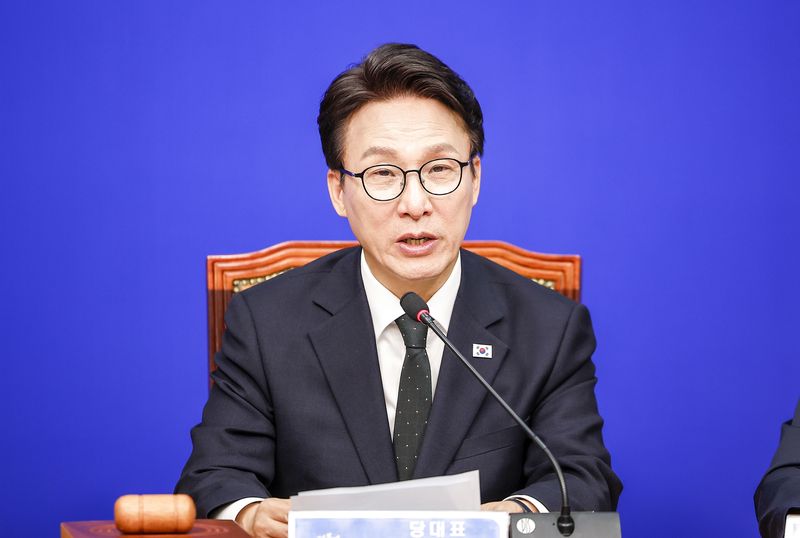 김민석 더불어민주당 대표가 지난 2일 서울 여의도 국회에서 열린 최고위원회의에서 발언하고 있다. 뉴시스