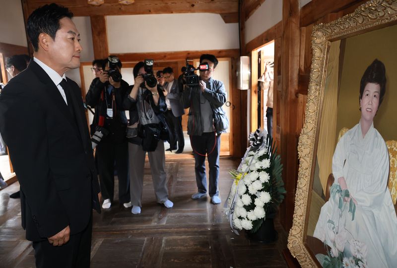 육영수장동혁 국민의힘 대표가 5일 박정희 전 대통령의 배우자인 고 육영수 여사의 충북 옥천 생가를 방문해 추모하고 있다. 연합뉴스