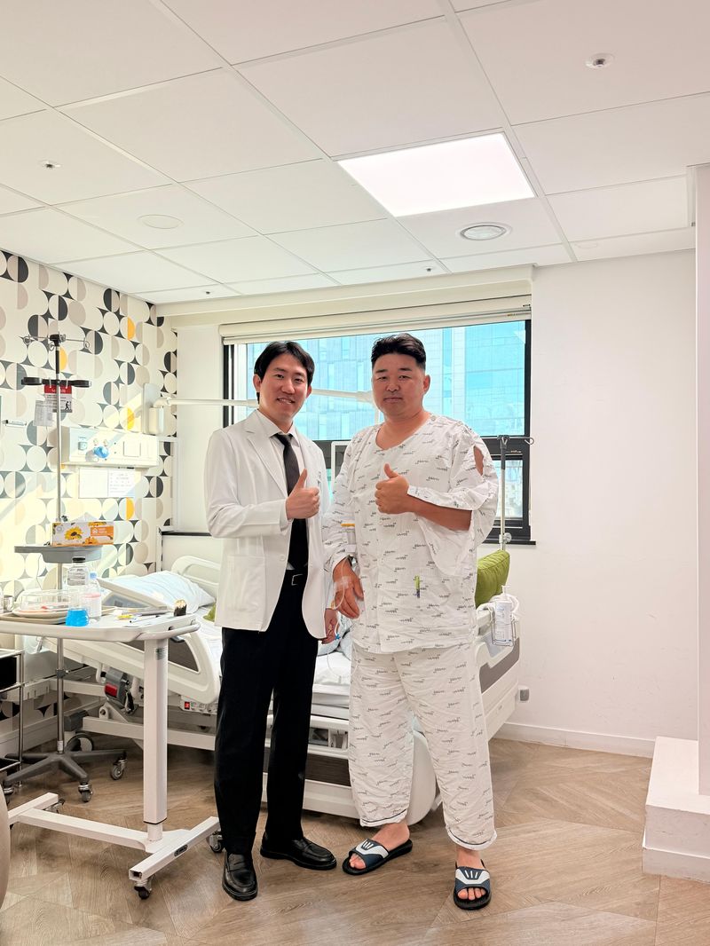 팔꿈치 관절경 수술을 받은 몽골 양궁선수 B. 욘돈 선수(오른쪽)가 퇴원을 앞두고 수술을 집도한 나누리병원 관절센터 김중혁 원장과 기념촬영을 하고 있다. 나누리병원 제공