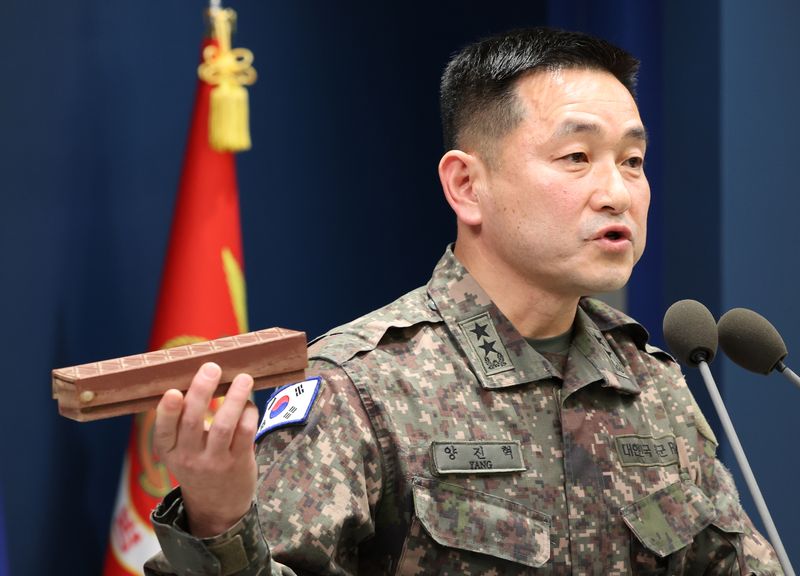 합참 작전부장 양진혁 육군 소장이 5일 오후 서울 국방부 브리핑실에서 25사단 DMZ 지뢰 폭발상황 관련 합참 합동 현장조사 TF 최종 조사결과 발표 브리핑에서 북한군의 수지 반보병지뢰를 보여주고 있다. 뉴시스