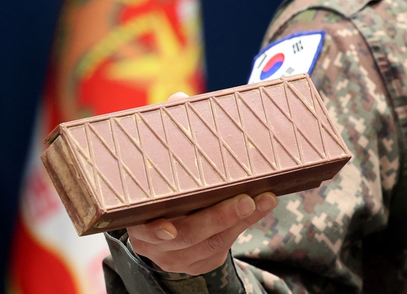 양진혁 합동참모본부 작전부장(육군 소장)이 지난 5일 오후 서울 국방부 브리핑실에서 열린 DMZ 지뢰 폭발 사고 최종 조사 결과 브리핑에서 북한군의 수지반보병지뢰를 보여주고 있다. 뉴시스