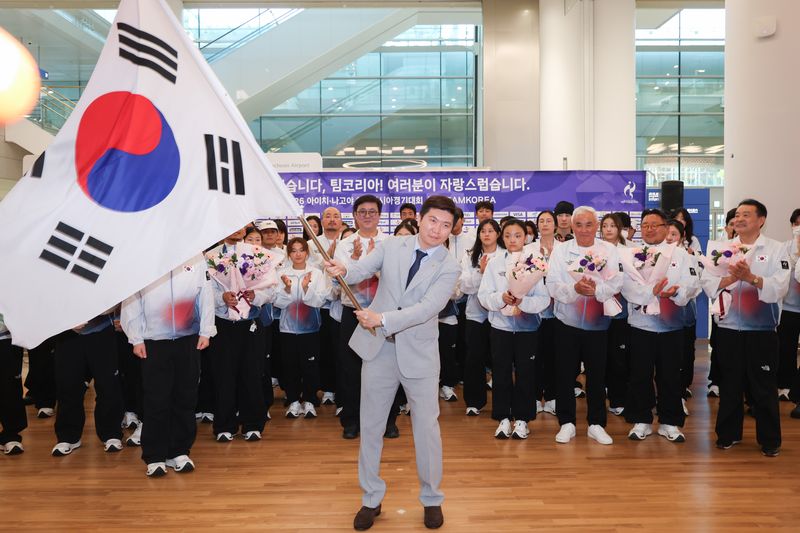 [인천공항=뉴시스] 김명년 기자 = 유승민 대한체육회장이 5일 인천국제공항 2터미널에서 열린 2026 아이치·나고야 아시안게임 대한민국 선수단 해단식에서 이상현 선수단장에게 반환 받은 단기를 흔들고 있다. 2026.10.04. kmn@newsis.com