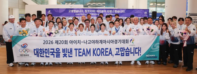 [인천공항=뉴시스] 김명년 기자 = 최휘영 문화체육관광부 장관과 유승민 대한체육회장, 이상현 선수단장을 비롯한 선수단이 5일 인천국제공항 2터미널에서 열린 2026 아이치·나고야 아시안게임 대한민국 선수단 해단식에서 기념촬영을 하고 있다. 2026.10.04. kmn@newsis.com