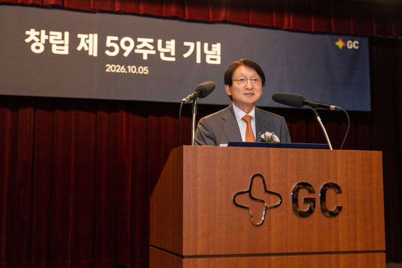 허일섭 GC 회장이 지난 2일 경기 용인 GC 본사에서 열린 창립기념식에서 연설하고 있다. GC 제공