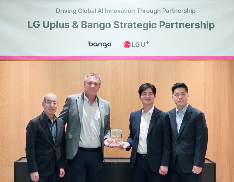 장준영 LG유플러스 마케팅그룹장(오른쪽 두 번째부터)과 폴 라비 뱅고 CEO 등 양사 관계자들이 지난 2일 구독 플랫폼 '유독'의 글로벌 AI·콘텐츠 서비스 라인업 강화를 위한 업무협약을 체결하고 기념 촬영을 하고 있다. LG유플러스 제공