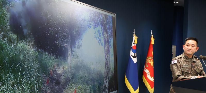 합참 작전부장 양진혁 육군 소장이 5일 오후 서울 국방부 브리핑실에서 25사단 DMZ 지뢰 폭발상황 관련 합참 합동 현장조사 TF 최종 조사결과 발표 브리핑에서 MDL 이남 북한군 지뢰를 폭파해 제거하는 영상을 보여주고 있다. 뉴시스