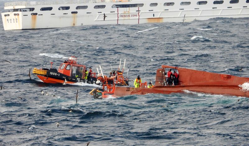 5일 오전 제주 차귀도 북서쪽 약 65㎞ 해상에서 경남 사천 선적 29t급 근해연승어선 7성진호가 전복돼 제주 해경이 실종자를 수색하고 있다. 이 사고로 승선원 11명 중 9명이 구조되고 2명이 실종됐다. 연합뉴스
