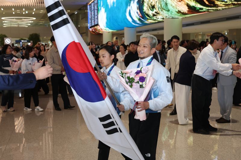 [인천공항=뉴시스] 김명년 기자 = 2026 아이치·나고야 아시안게임을 마친 클라이밍 서채현과 브레이킹 김홍열이 5일 인천국제공항 2터미널을 통해 귀국하고 있다. 2026.10.04. kmn@newsis.com