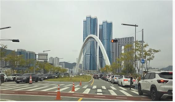 '부캉이' 출현으로 시민들과 부산을 찾는 관광객들로 친수공원 북항 내부도로가 교통 혼잡을 빚고 있다. 부산항미래정책연구원 제공