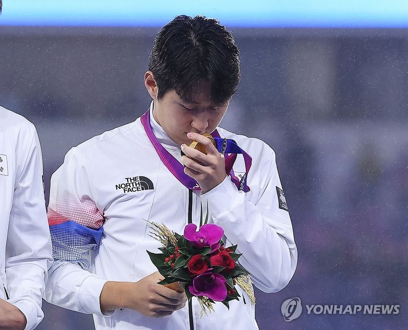 금메달 입 맞추는 이강인 (출처=연합뉴스)