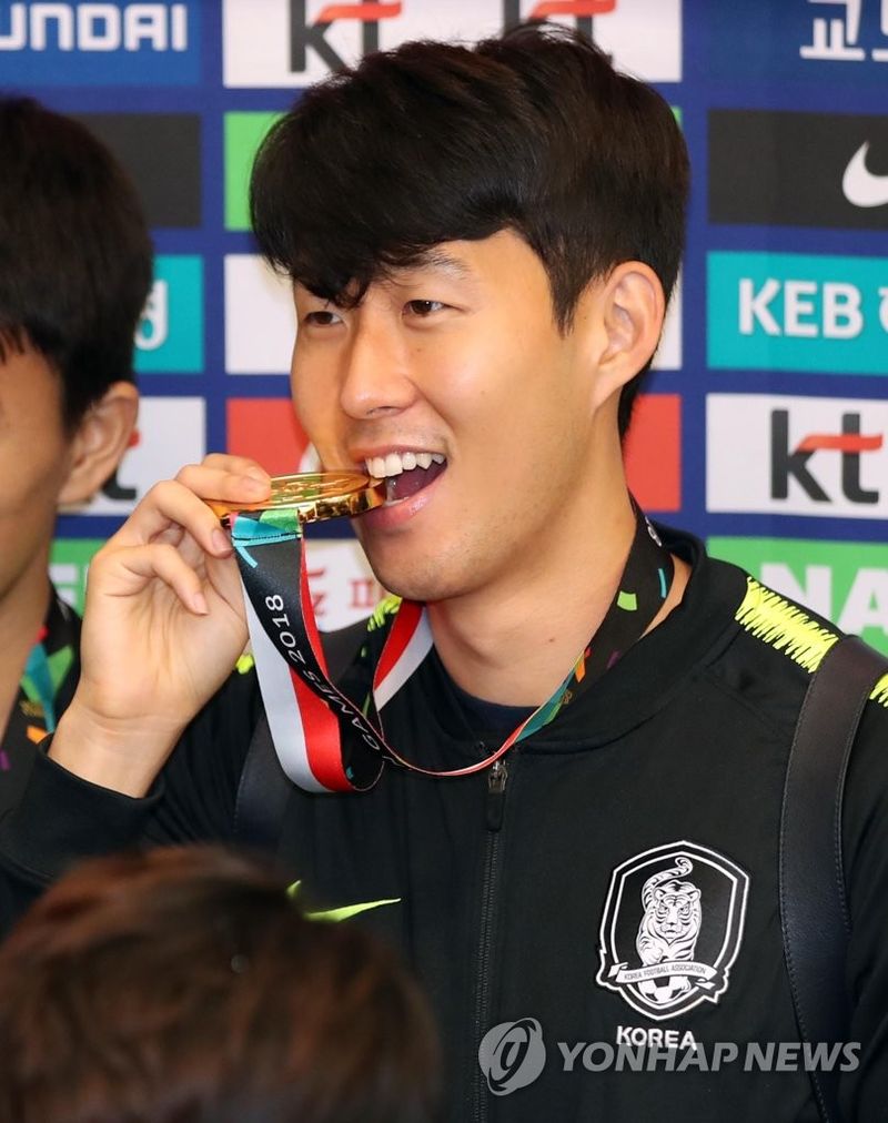 금메달 깨무는 손흥민 (출처=연합뉴스)