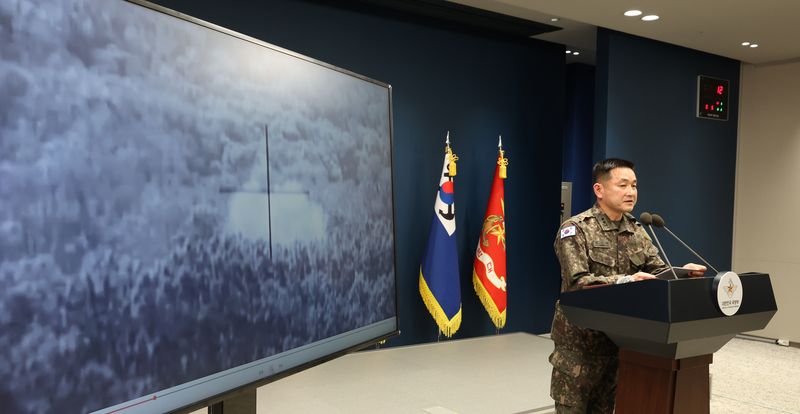 합참 작전부장 양진혁 육군 소장이 5일 오후 서울 국방부 브리핑실에서 25사단 DMZ 지뢰 폭발상황 관련 합참 합동 현장조사 TF 최종 조사결과 발표 브리핑에서 MDL 이남 북한군 지뢰를 제거하는 영상을 보여주고 있다. 뉴시스