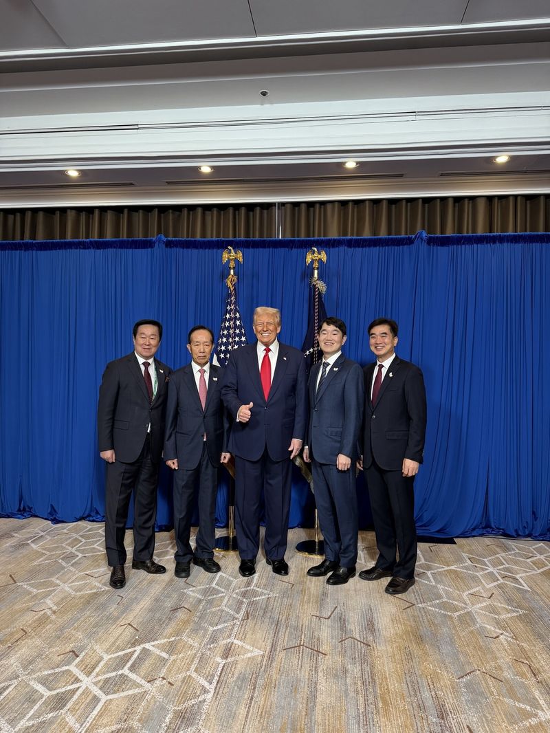 김남철 우양산업개발(주) 힐튼경주 부사장(왼쪽 첫번째)이 지난해 APEC회의 참석차 경주를 방문했던 도널드 트럼프 미국 대통령(왼쪽 세번째)과 기념촬영을 하고 있다. 뉴시스 제공