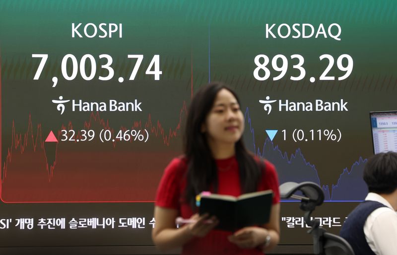 [서울=뉴시스] 김명년 기자 = 2일 오후 서울 중구 하나은행 딜링룸에서 딜러들이 업무를 보고 있다. 코스피는 0.46% 오른 7003.74에 장을 마쳤다. 코스닥 지수는 1.00포인트(0.11%) 내린 893.29에 거래를 종료했다. 서울 외환시장에서 원·달러 환율은 7.8원 내린 1350.6원 주간 거래를 마감했다. 2026.10.02. kmn@newsis.com