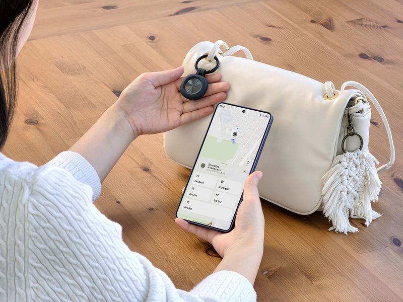 삼성전자 모델이 '갤럭시 스마트태그3'의 '스마트싱스 파인드(SmartThings Find)'로 위치를 확인하고 있다. 삼성전자 제공