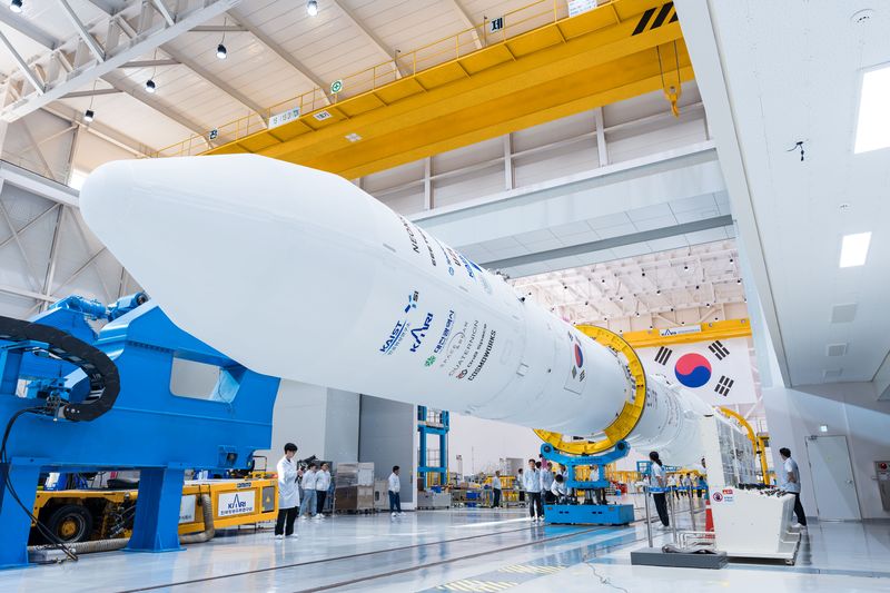 지난 5일 전남 고흥 나로우주센터 발사체 종합조립동에서 한국형발사체 '누리호' 발사대 이송 준비 작업이 진행되고 있다. 한국항공우주연구원 제공