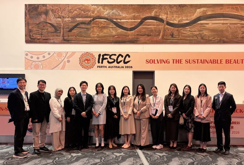 지난달 28일 호주 퍼스에서 진행된 IFSCC 2026에 참가한 코스맥스 연구원들이 기념촬영을 하고 있다. 코스맥스 제공