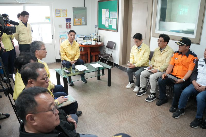 위성곤 제주특별자치도지사가 5일 제주시 한림어선주협회 사무실에 설치된 재난현장상황실에서 제7성진호 전복사고 실종자 수색 상황을 보고받고 있다. 제주도는 구조된 외국인 선원 9명의 건강을 확인하고 실종자 가족 지원을 위한 전담 인력을 배치하는 한편 관계기관과 수색 대응을 이어가고 있다. 사진=제주특별자치도