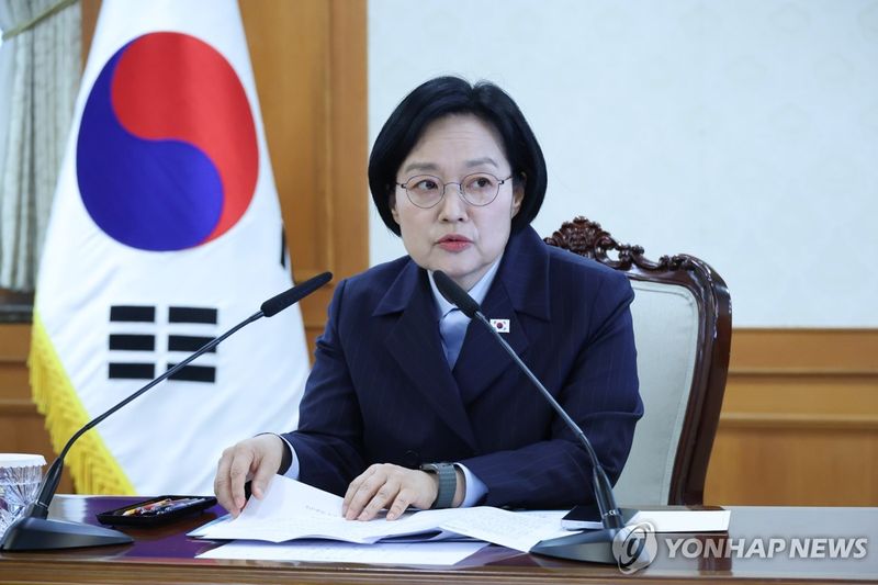 금융ㆍ공공기관 개인정보 유출관련 회의 주재하는 한성숙 총리 (출처=연합뉴스)
