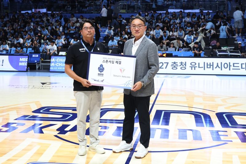 3일 고양 소노 아레나에서 이상윤 트리니티항공 대표이사(오른쪽)와 이기완 소노 스카이거너스 단장(왼쪽)이 공식 후원(메인 스폰서십) 계약을 체결한 뒤 기념 촬영하고 있다. 트리니티항공 제공