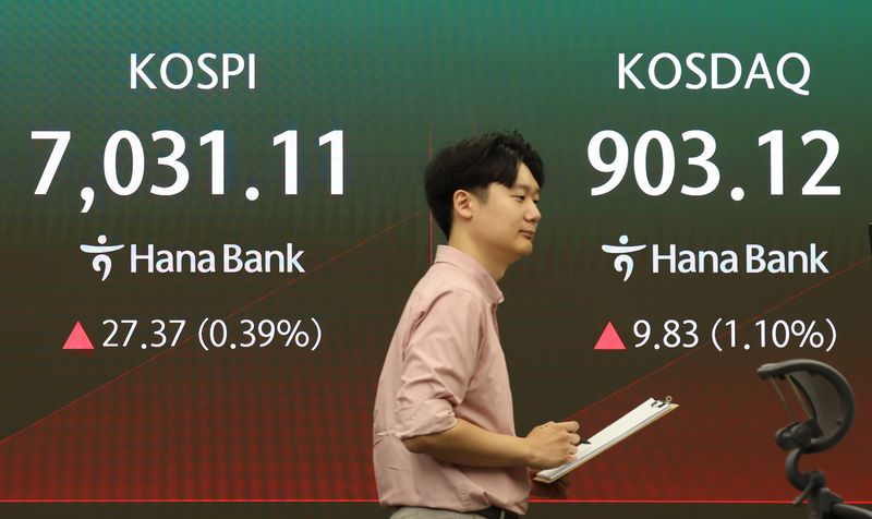 6일 오전 서울 중구 하나은행 딜링룸에서 딜러들이 업무를 보고 있다. 코스피가 전 거래일 대비 40.93p(0.58%) 오른 7044.67에 출발했다. 뉴시스