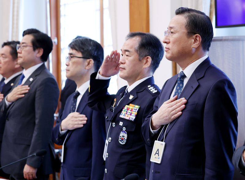 이정현(오른쪽부터) 공소청장(검찰총장) 직무대행, 김종철 경찰청장 직무대행, 전종민 중대범죄수사청장 직무대행이 6일 청와대에서 열린 국무회의에서 국민의례를 하고 있다. 청와대통신사진기자단