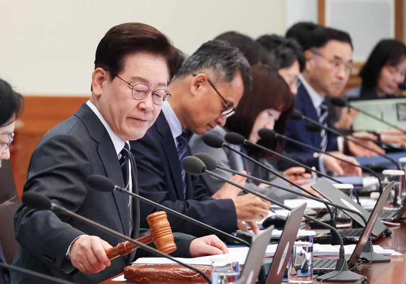 이재명 대통령이 6일 청와대에서 열린 국무회의에서 의사봉을 두드리고 있다. 뉴스1
