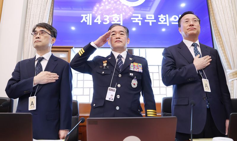이정현 공소청장 직무대행(오른쪽부터), 김종철 경찰청장 직무대행, 전종민 중대범죄수사청장 직무대행이 6일 청와대에서 열린 국무회의에서 국민의례를 하고 있다. 뉴시스