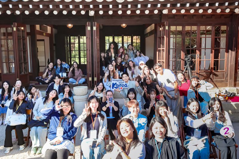 '코리아 사운드 저니' 행사 참가자들이 한국관광 명예홍보대사 박보검과 함께 기념촬영을 하고 있다. 한국관광공사 제공