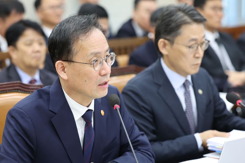 이형일(왼쪽) 부총리 겸 재정경제부 장관과 권대영 1차관이 6일 여의도 국회에서 열린 국회 재정경제기획위원회의 재정경제부에 대한 국정감사에 출석해 의원들의 질의에 답하고 있다. 뉴시스