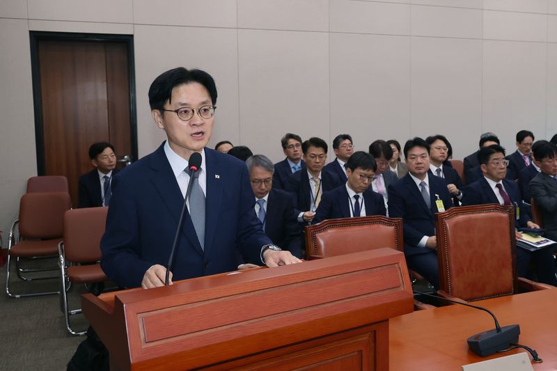 김정관 산업통상부 장관이 6일 오전 서울 여의도 국회 산업통상자원중소벤처기업위원회에서 열린 산업부에 대한 국정감사에서 업무보고를 하고 있다. 뉴스1
