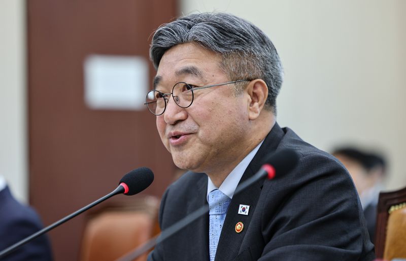 윤호중 행정안전부 장관이 6일 서울 여의도 국회에서 열린 행정안전위원회 국정감사에서 의원 질의에 답하고 있다.뉴스1
