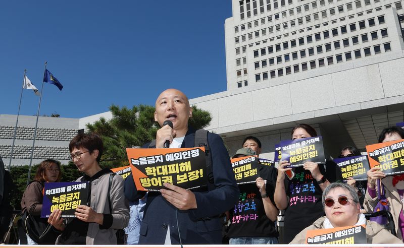 발언하는 주호민 씨 (서울=연합뉴스) 이진욱 기자 = 6일 서울 서초동 대법원 앞에서 열린 '제3자 녹음금지 예외적용을 통한 학대피해 장애인 권리보장 대책위원회' 주최 제3자 녹음금지 예외 촉구 2차 기자회견에서 웹툰 작가 주호민 씨가 발언하고 있다. 2026.10.6 cityboy@yna.co.kr (끝)