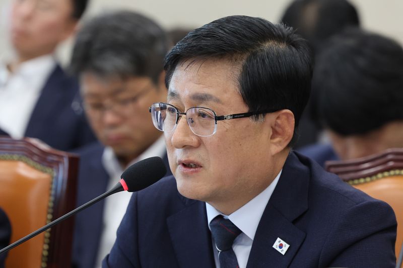김성환 기후에너지환경부 장관이 6일 서울 여의도 국회 기후에너지환경노동위원회에서 열린 기후부 국정감사에서 의원 질의에 답하고 있다. 뉴스1