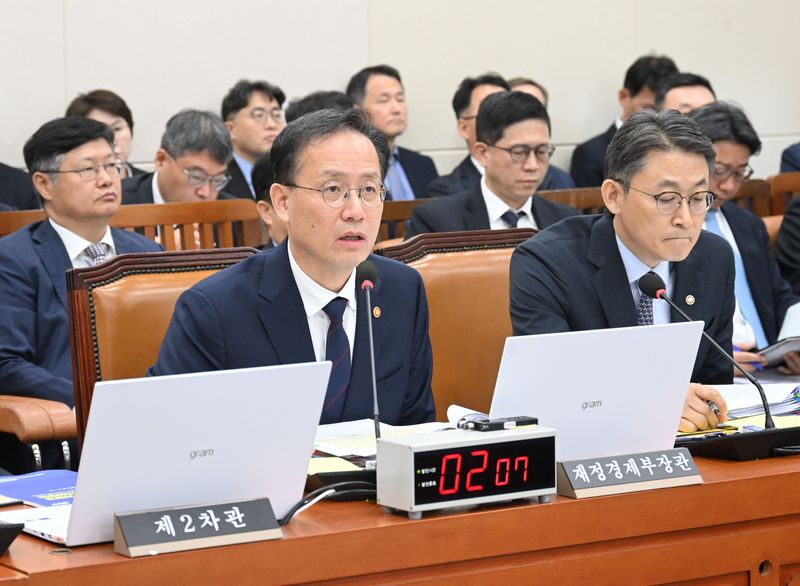 이형일 부총리 겸 재정경제부 장관이 6일 서울 여의도 국회에서 열린 '2026년 재정경제부 국정감사'에서 의원질의에 답변하고 있다. 뉴스1