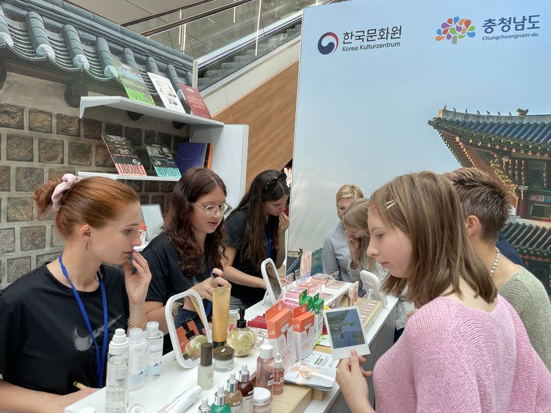 지난 3일(현지 시간) 슬로바키아 수도 브라티슬라바에서 열린 '한국 이야기 축제(Korea Story Festival)' 행사장에 차려진 충남 화장품 기업 홍보 부스 모습. 충남도 제공