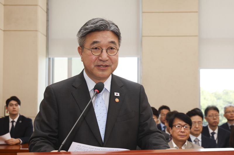 윤호중 행정안전부 장관이 6일 오전 서울 여의도 국회에서 열린 행정안전위원회 국정감사에서 업무보고를 하고 있다. 뉴시스