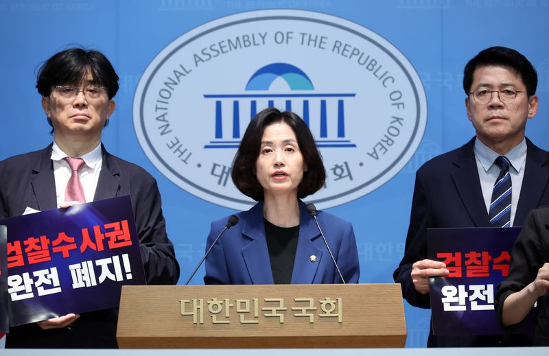[서울=뉴시스] 최진석 기자 = 시민단체가 박은정 조국혁신당 의원의 남편인 이종근 변호사(전 검사장)를 중대범죄수사청(중수청)에 고발했다. 사진(가운데)은 박 의원. 2026.10.06. myjs@newsis.com