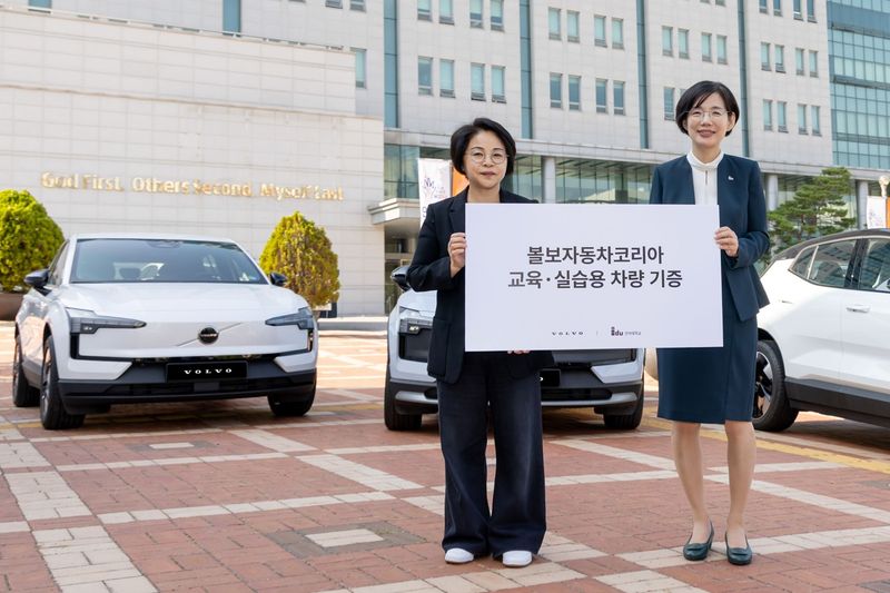 송경란 볼보자동차코리아 전무(왼쪽)와 박춘란 인덕대학교 총장이 6일 볼보자동차코리아 차량 기증 전달식 이후 기념사진을 찍고 있다. 볼보자동차코리아 제공