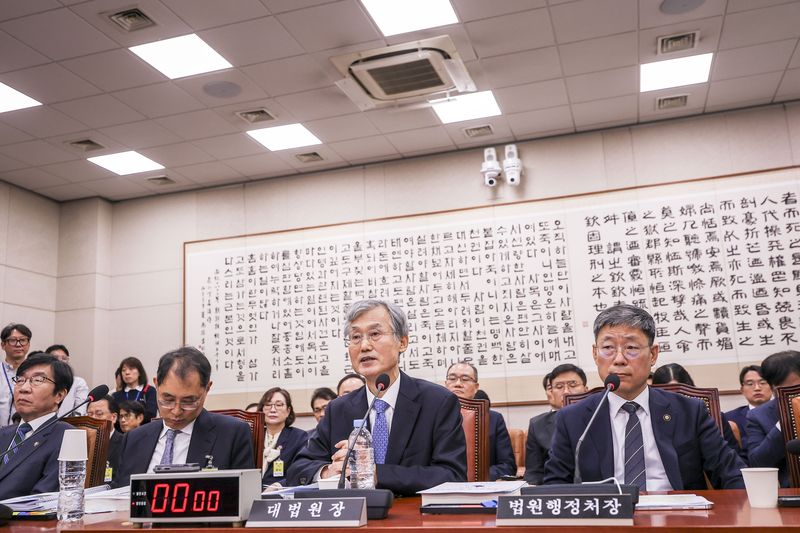 조희대 대법원장이 6일 서울 여의도 국회에서 열린 국회 법제사법위원회의 대법원 등 국정감사에서 질문에 답하고 있다. 뉴시스