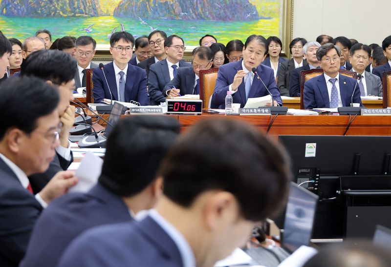 6일 국회에서 열린 정무위원회 국정감사에서 권오을 국가보훈부 장관이 의원들의 질의에 답변하고 있다. /사진=연합뉴스