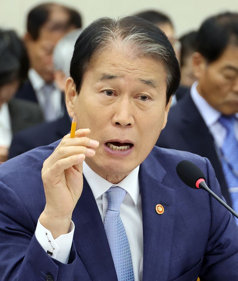 6일 국회에서 열린 정무위원회 국정감사에서 권오을 국가보훈부 장관이 의원들의 질의에 답변하고 있다. 연합뉴스