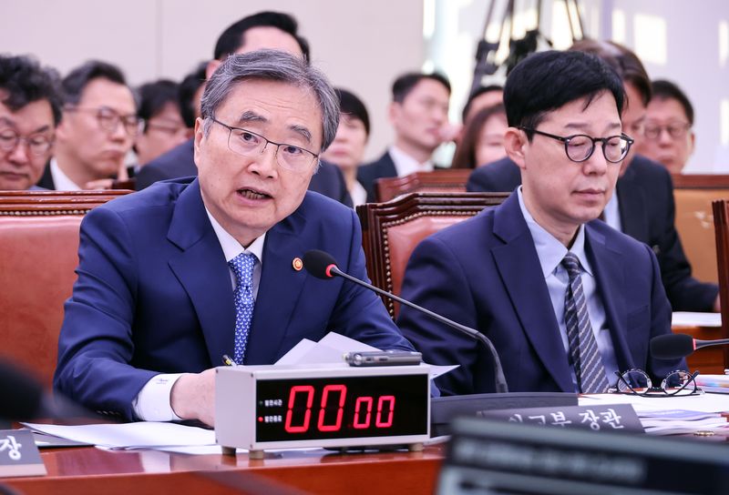 지난 6일 국회에서 열린 외교통일위원회 국정감사에서 조현 외교부 장관이 의원들의 질의에 답변하고 있다. 연합뉴스