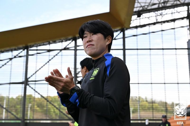 여자 U-16 축구대표팀을 이끄는 이다영 전임지도자. (출처=연합뉴스)